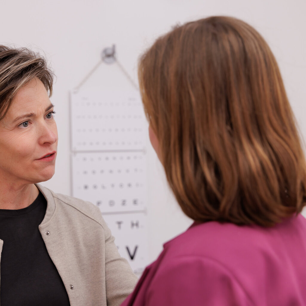 Huisarts in gesprek jongere patient.jpg