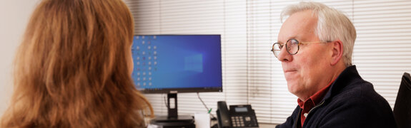 Collegiaal overleg oudere en jonge huisarts.jpg