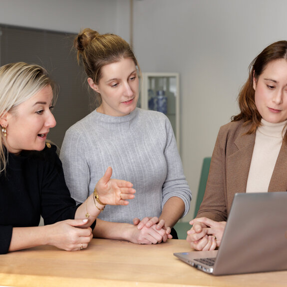 Overleg praktijkmanager en huisartsen.jpg