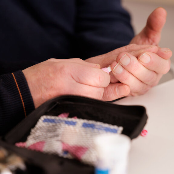 Insulineprik detail hand.jpg