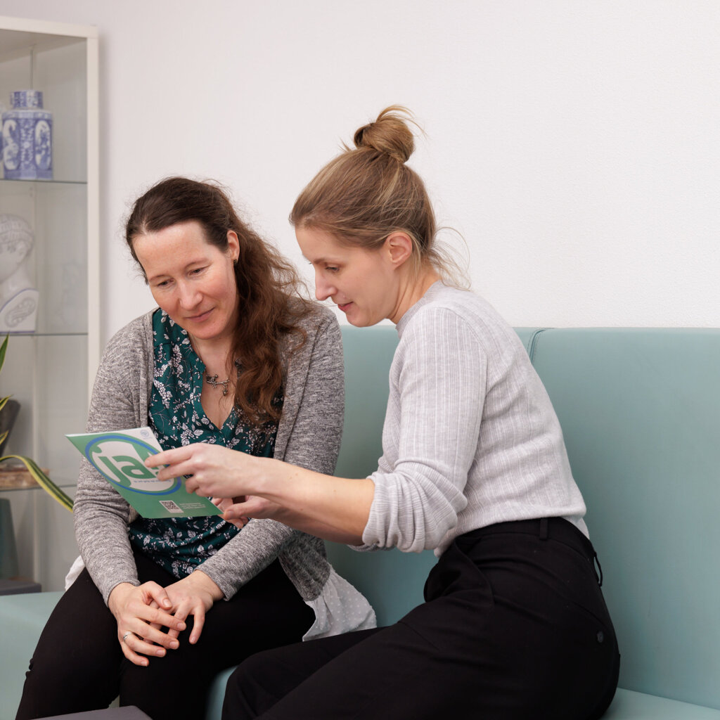 Adviesgesprek met patient en folder.jpg