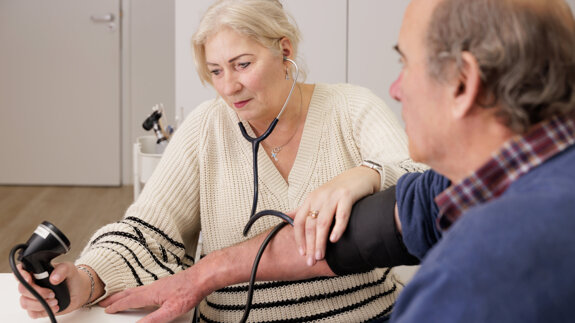 Bloeddrukmeter oudere patient.jpg