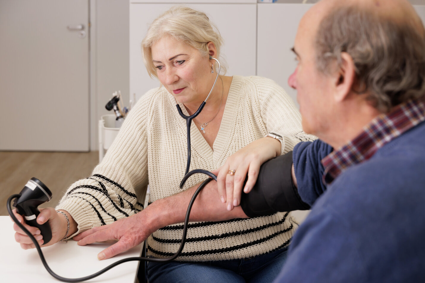 Bloeddrukmeter oudere patient.jpg