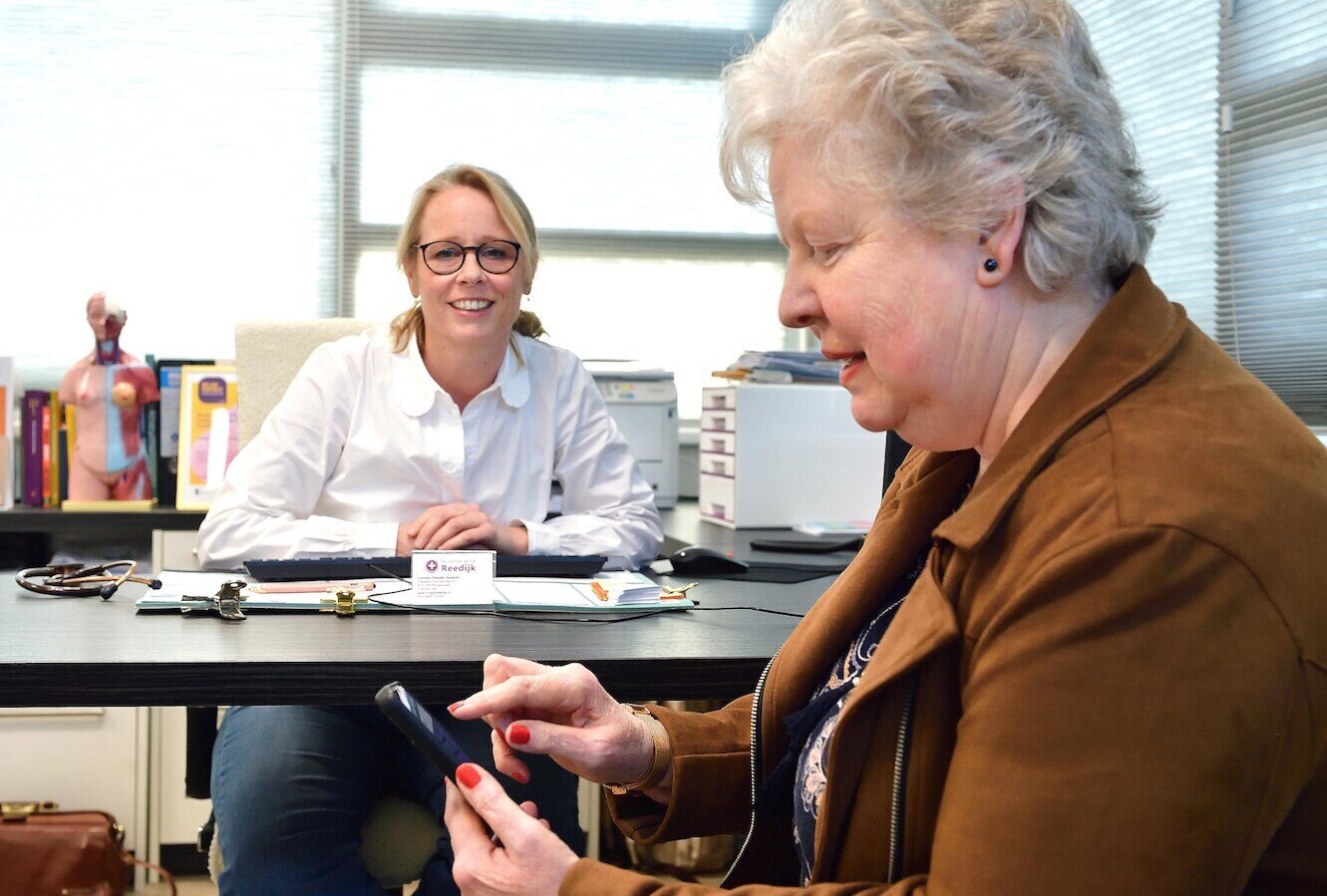 de-70-jarige-lilianne-damen-vindt-het-een-zegen-dat-ze-haar-vragen-aan-de-huisartsen-zeven-dagen-per-week-24-uur-per-dag-kan-stellen-in-je-eigen-tijd-met-je-eigen-woorden.jpg