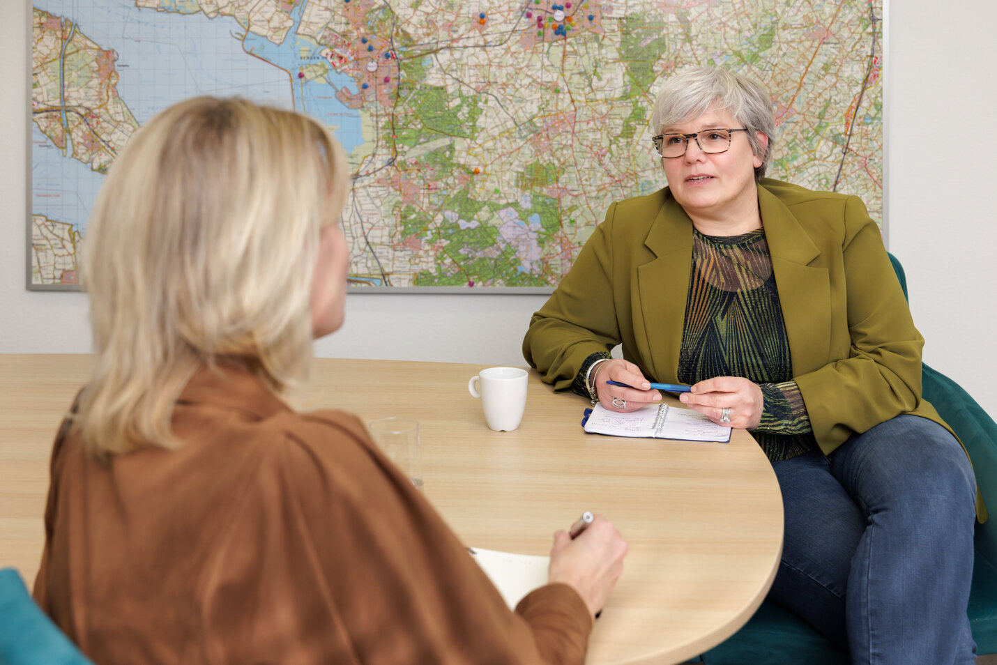 twee collega's in overleg2.jpg