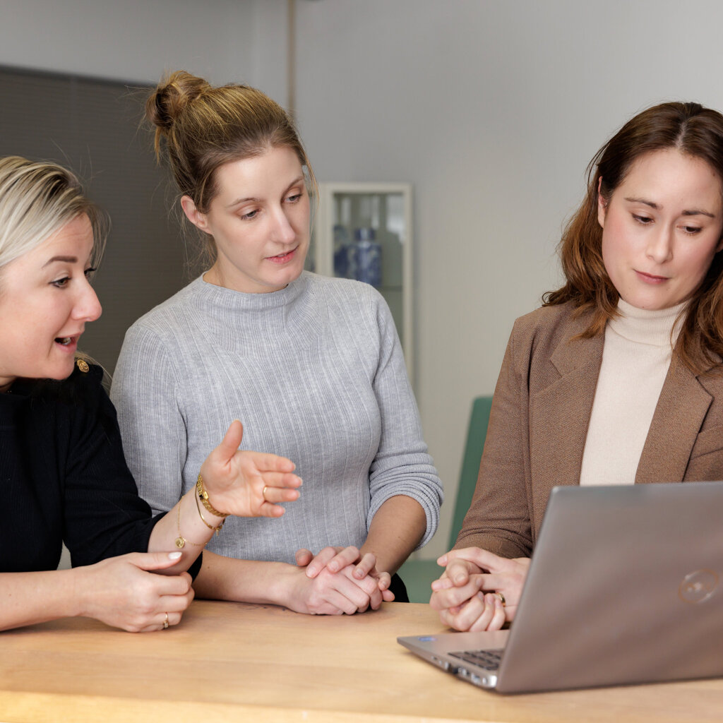 Overleg praktijkmanager en huisartsen.jpg