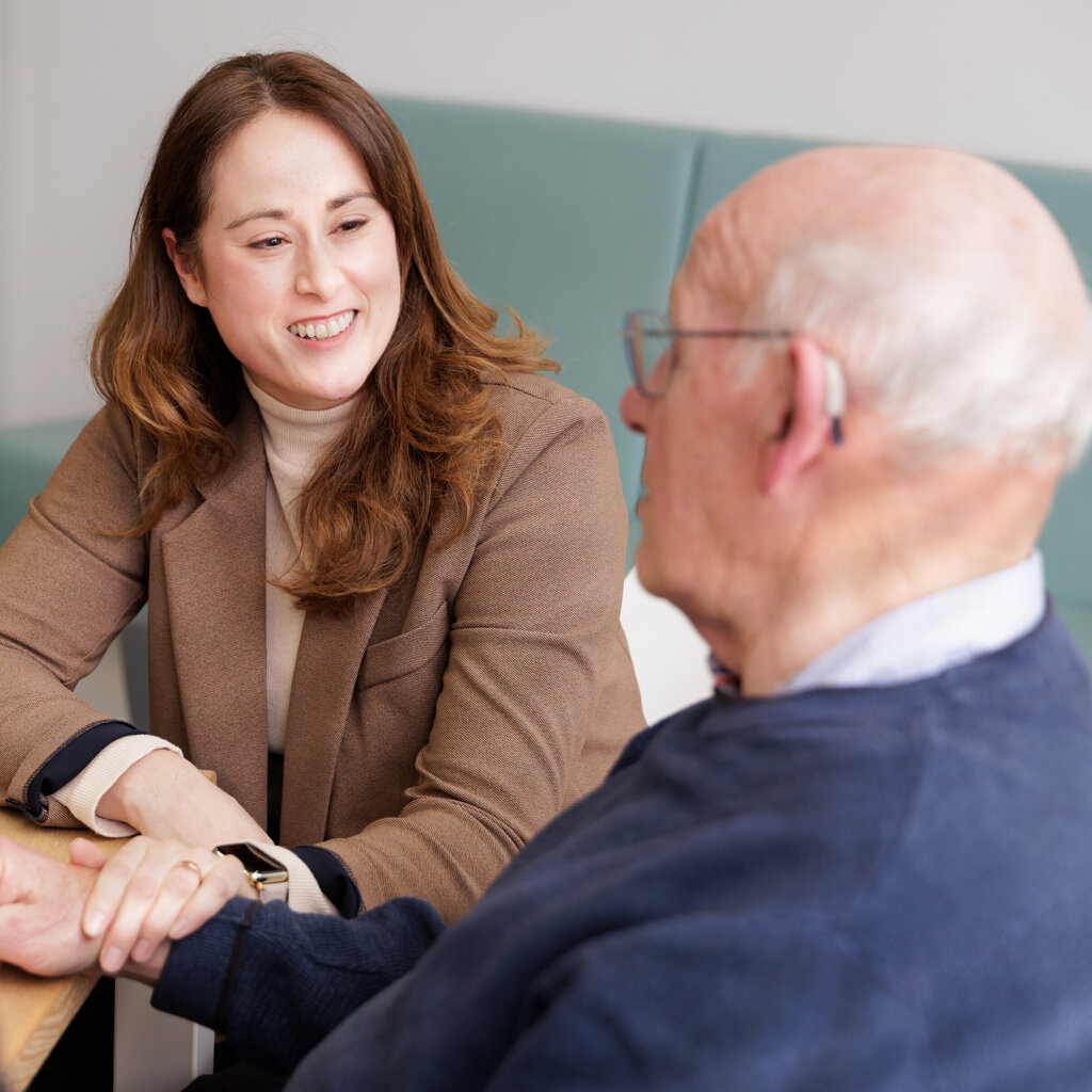 Vriendelijk gesprek oudere patient en dochter.jpg