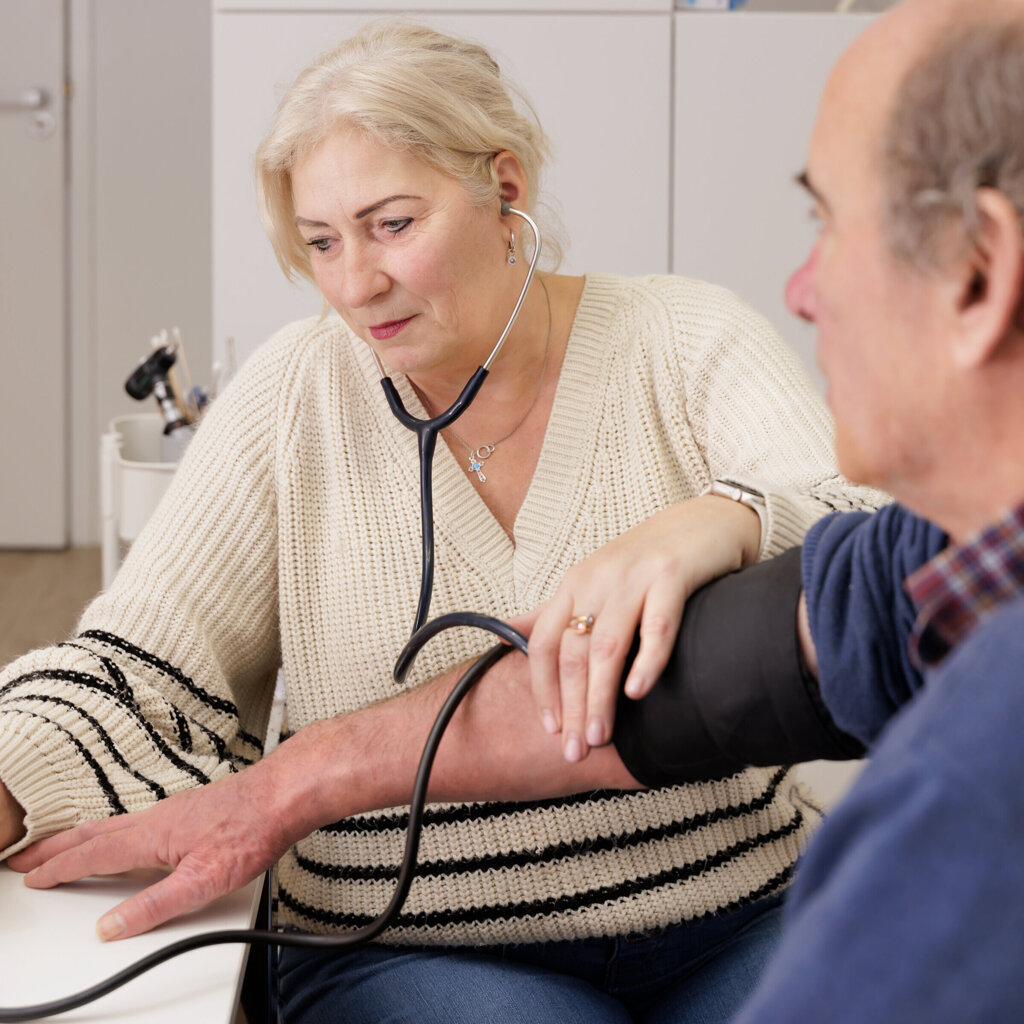 Bloeddrukmeter oudere patient.jpg