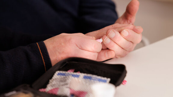 Insulineprik detail hand.jpg